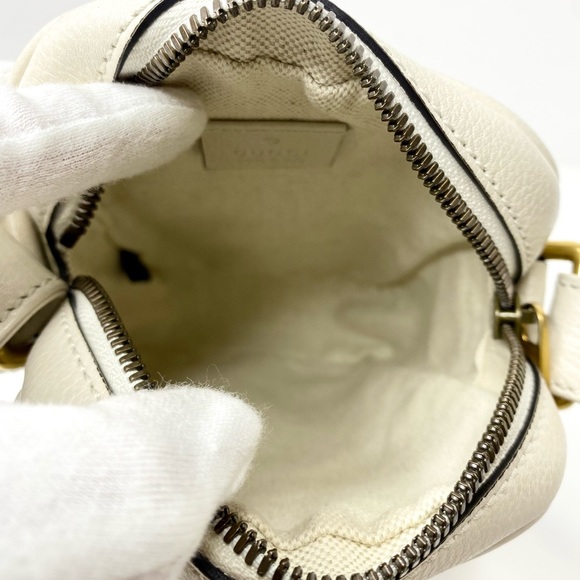 Authentic Gucci Grained Calfskin Logo Messenger Bag - Picture 8 of 15